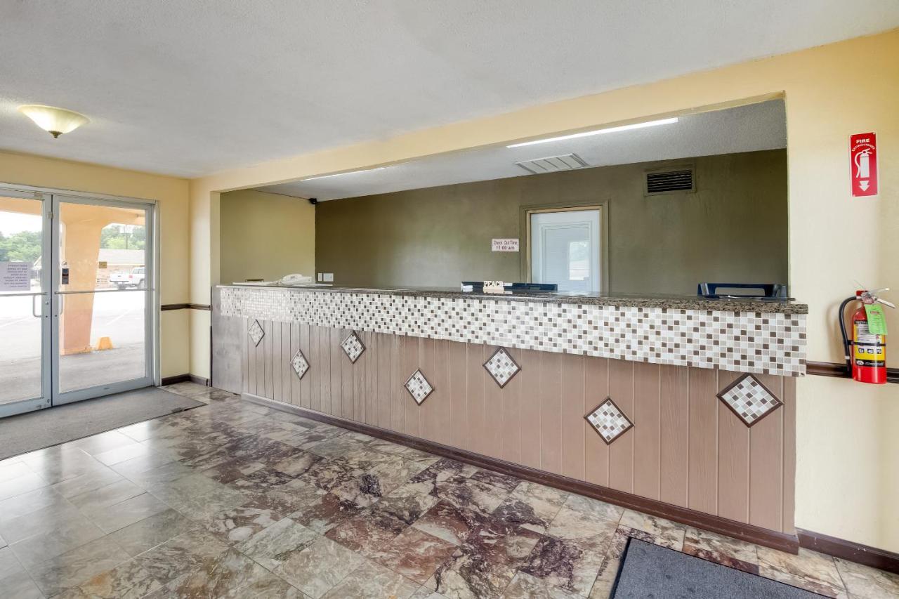 Oyo Hotel Lake Charles La I-10 מראה חיצוני תמונה