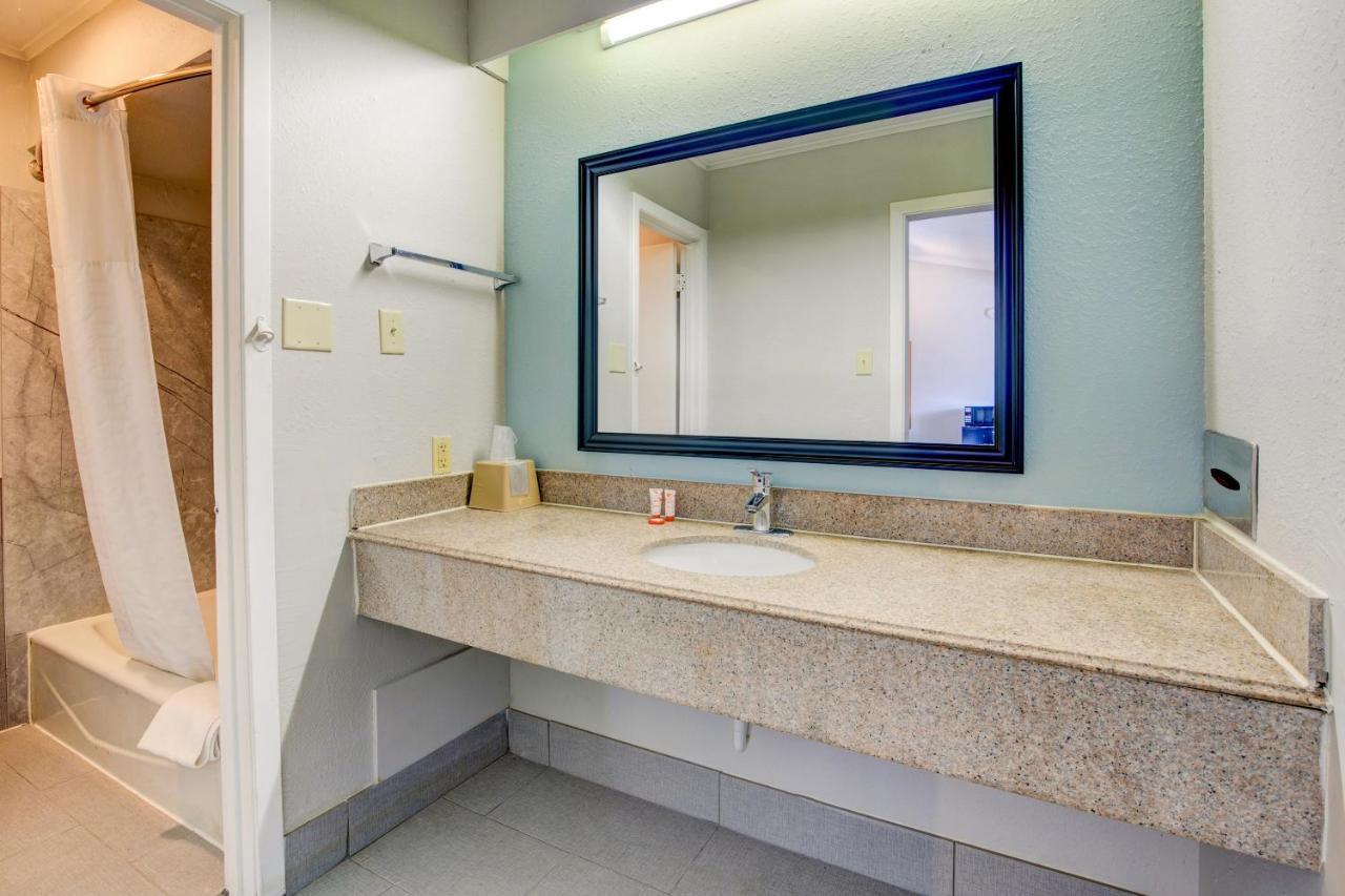 Oyo Hotel Lake Charles La I-10 מראה חיצוני תמונה