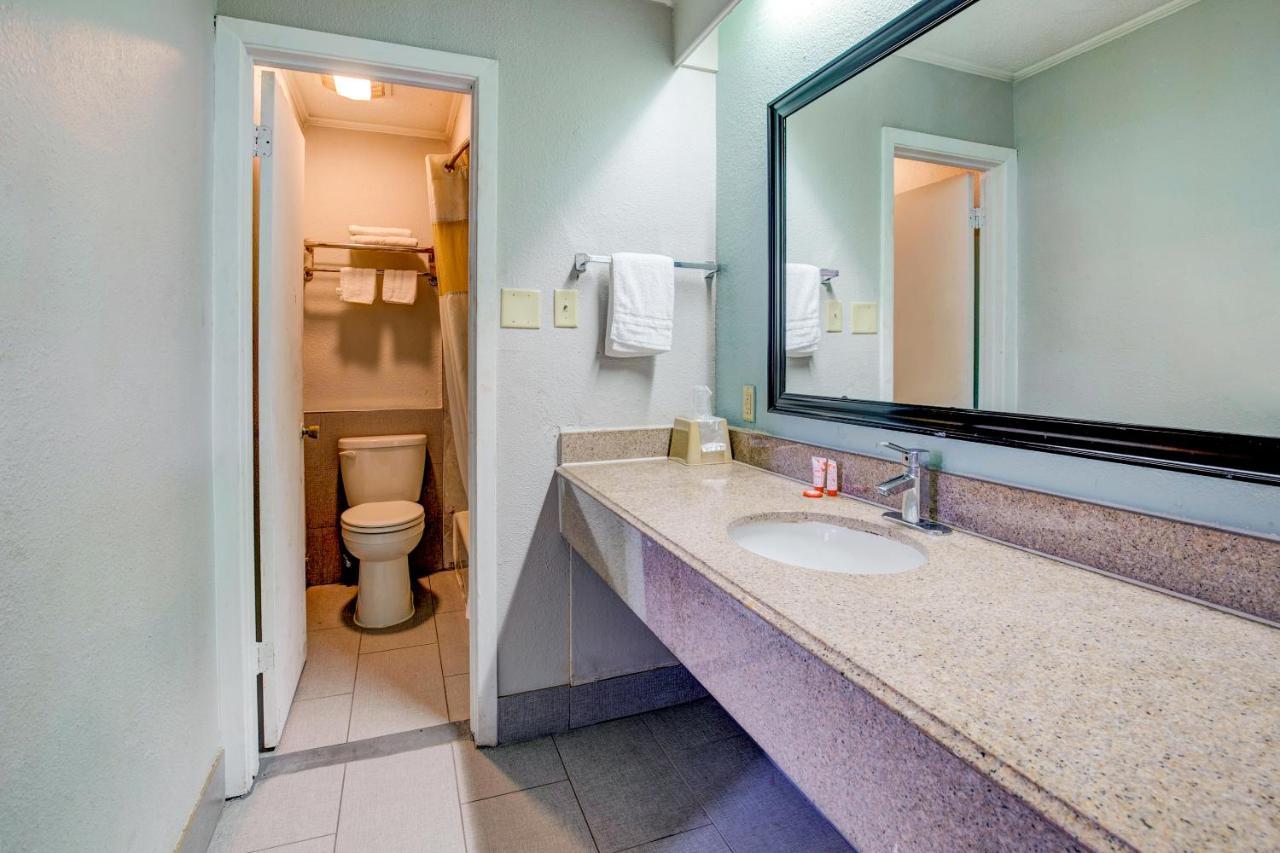 Oyo Hotel Lake Charles La I-10 מראה חיצוני תמונה