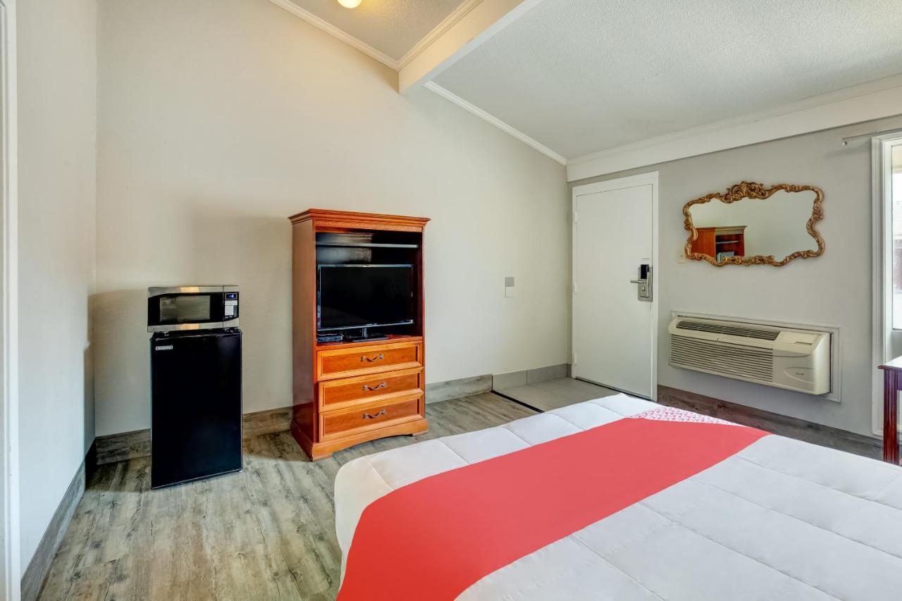 Oyo Hotel Lake Charles La I-10 מראה חיצוני תמונה