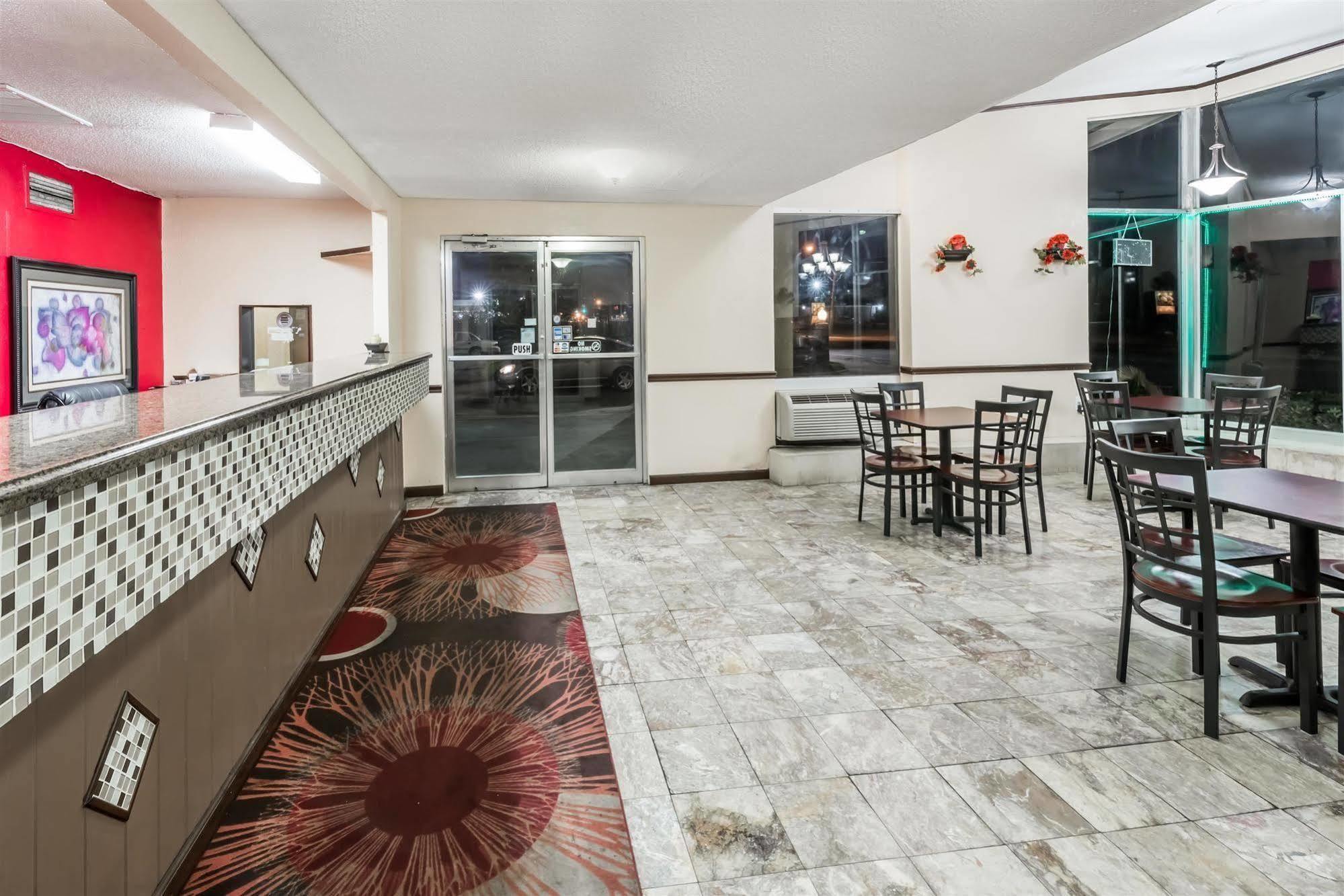 Oyo Hotel Lake Charles La I-10 מראה חיצוני תמונה