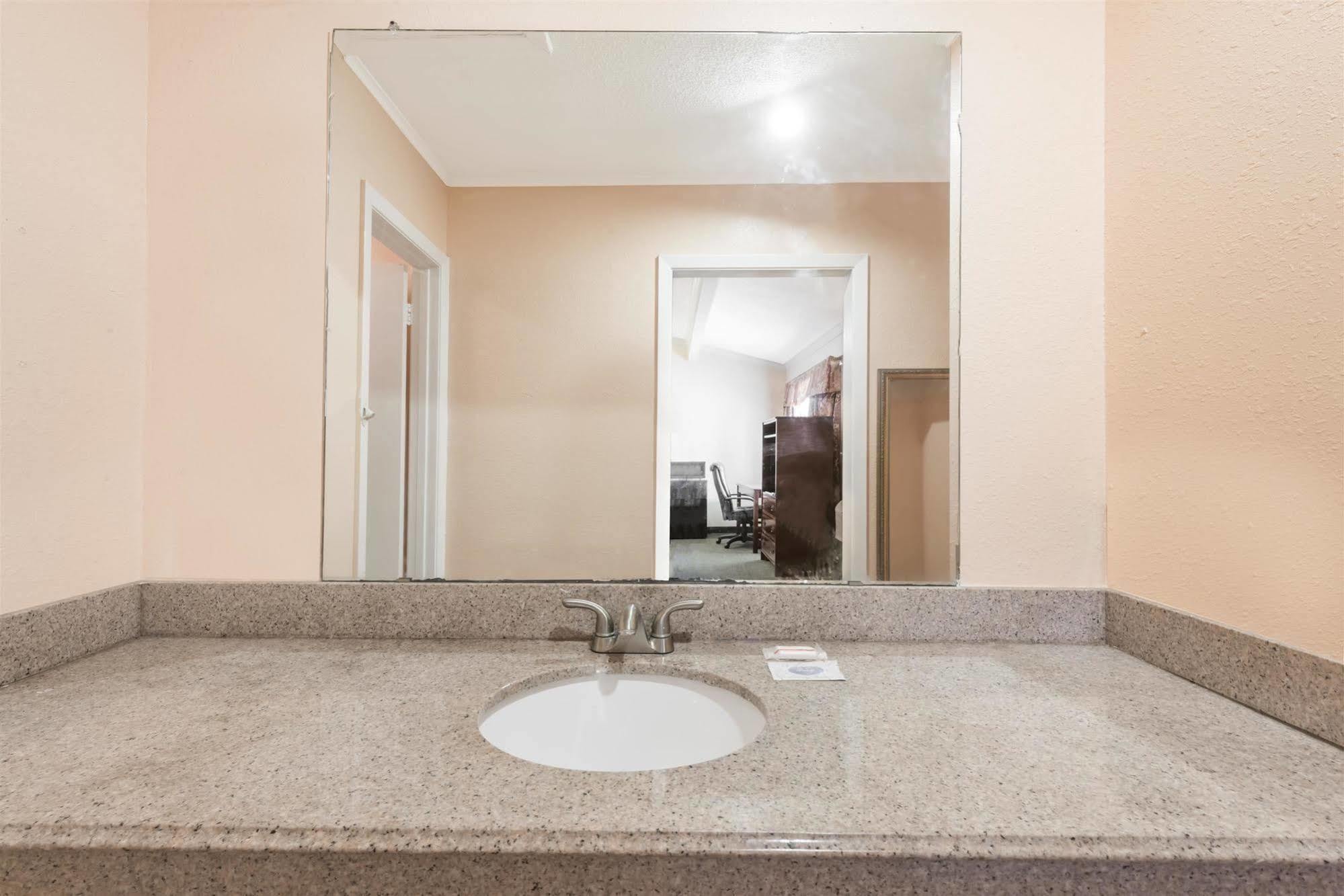 Oyo Hotel Lake Charles La I-10 מראה חיצוני תמונה